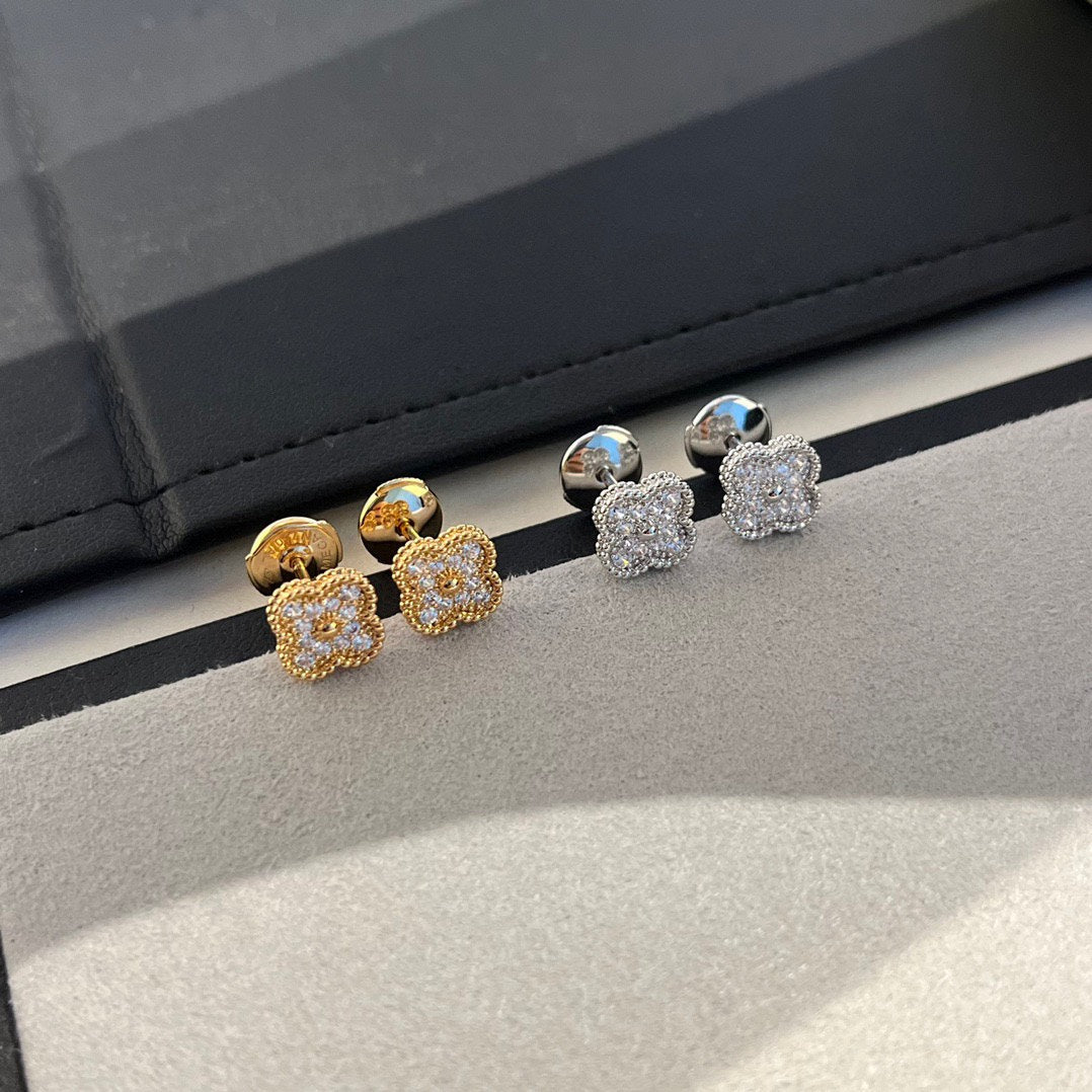 「ドリーム」クローバー ミニダイヤモンド スタッドピアス